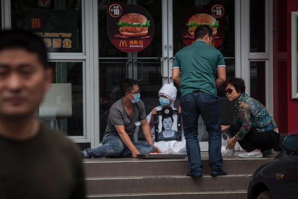 受害人吴硕艳的丈夫金中庆及其岳母向烟台市人民检察院递交了抗诉申请
