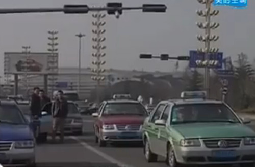 青岛的哥停运抗议 滴滴专车 运管扣两辆专车