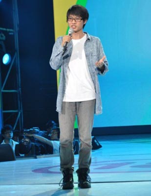 韩寒亮相湖南卫视成人礼 现场即兴演唱引尖叫