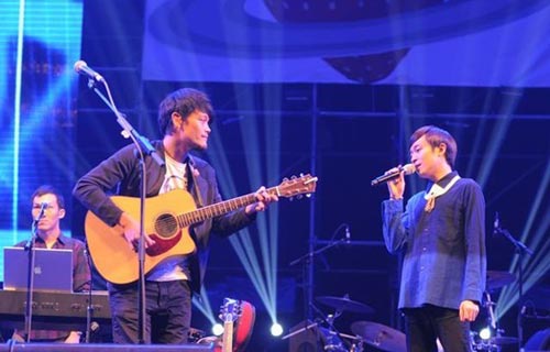 2012长江草莓音乐节落幕 苏打绿筷子兄弟等献