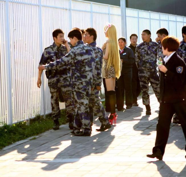 北京车展上演伪娘闹剧 遭保安驱赶