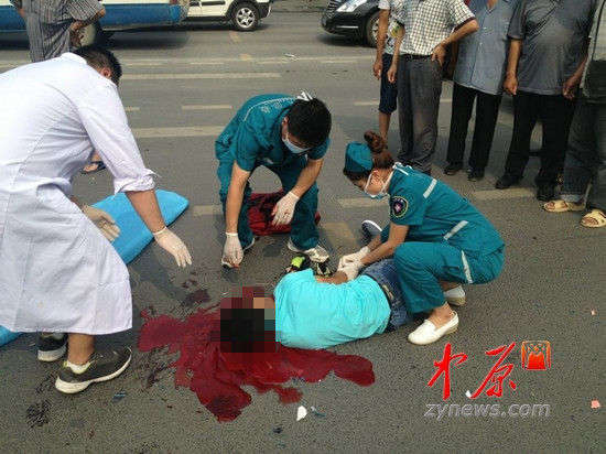 郑州高一男孩骑车飞速闯红灯 撞车后当场死亡