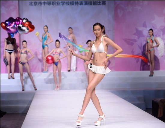组图:<em>90后美女泳装</em>秀 身材一流争奇斗艳 - 雷石