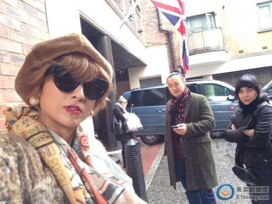 陈奕迅英国拿荣誉博士 不爽被拍险失控|陈奕迅