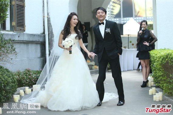 新娘庄雯如穿一袭婚纱清丽怡人,幸福洋溢.