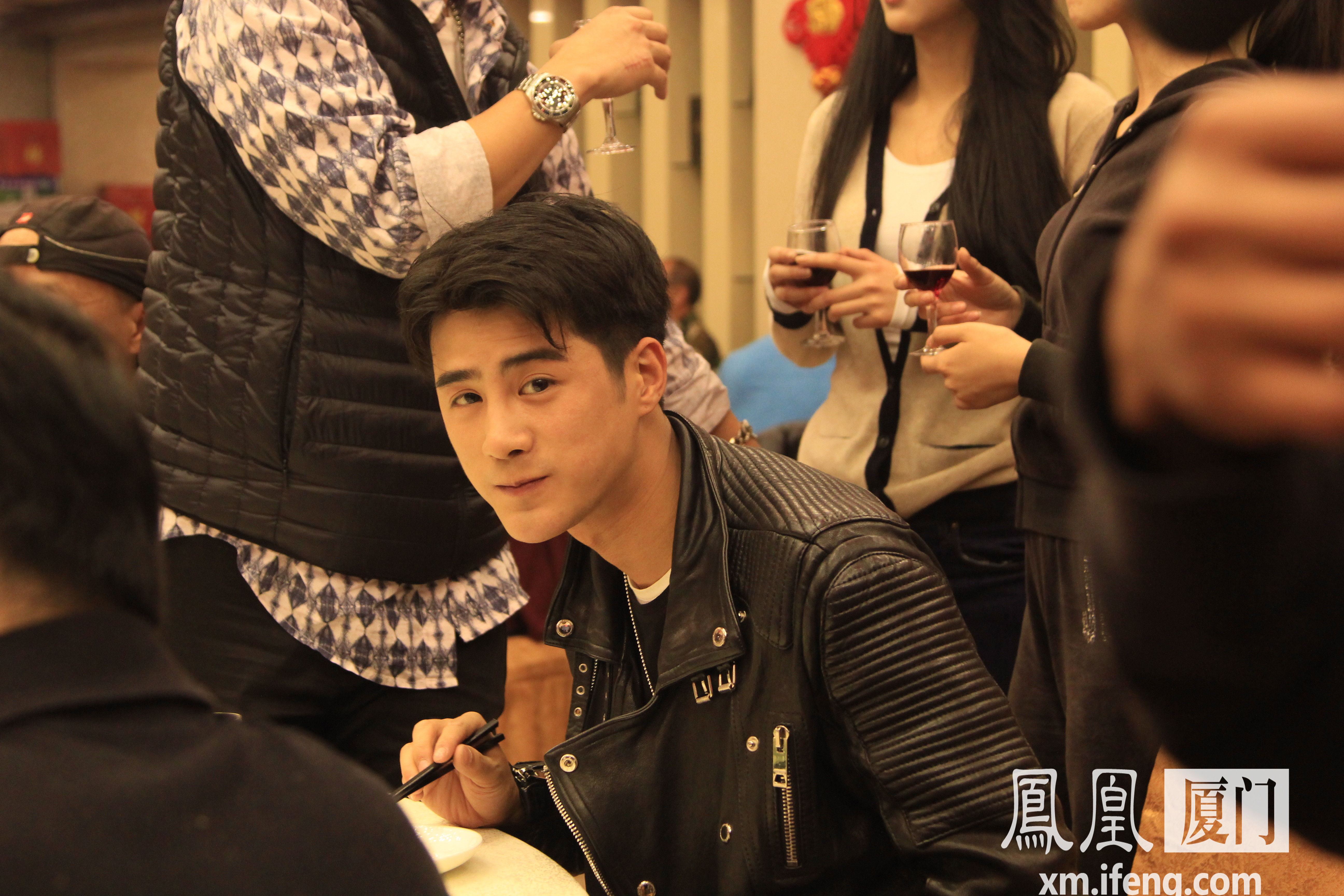 寇振海 姜潮现身厦门鹭岛拍摄40天左右