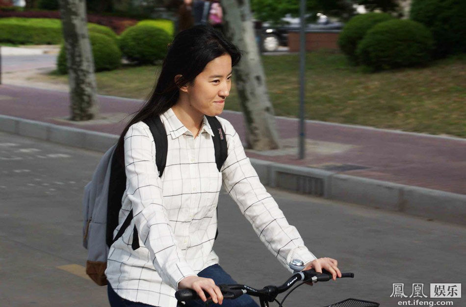 刘亦菲脚踩单车校园拍戏 穿学生装清纯可爱