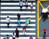 中国式过马路：凑够一撮人就走和红绿灯无关