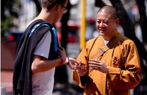 华人男子冒充和尚新西兰街头募捐警吁市民警惕