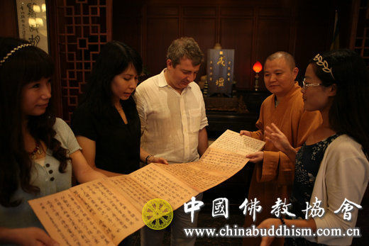 世界哲学团体联合会秘书长卢卡 玛利亚 斯卡兰迪诺教授参访灵隐寺.jpg