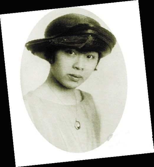 图为1921年徐志摩与张幼仪在巴黎.