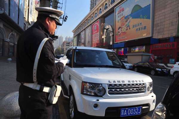 哈尔滨交警从严管控35个商圈 违停路虎自己贴