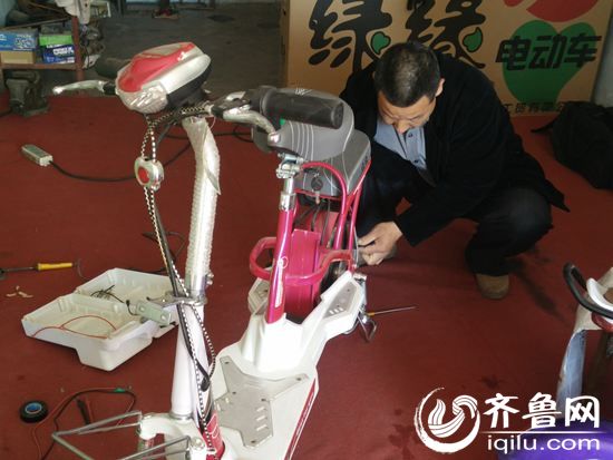 张克智正在组装电动车。