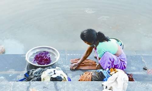 残酷种姓制根深蒂固 生活艰苦的印度女仆