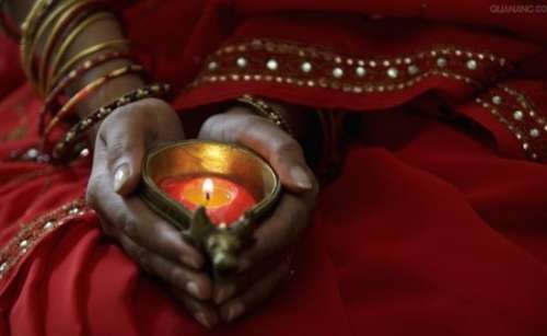 残酷种姓制根深蒂固 生活艰苦的印度女仆