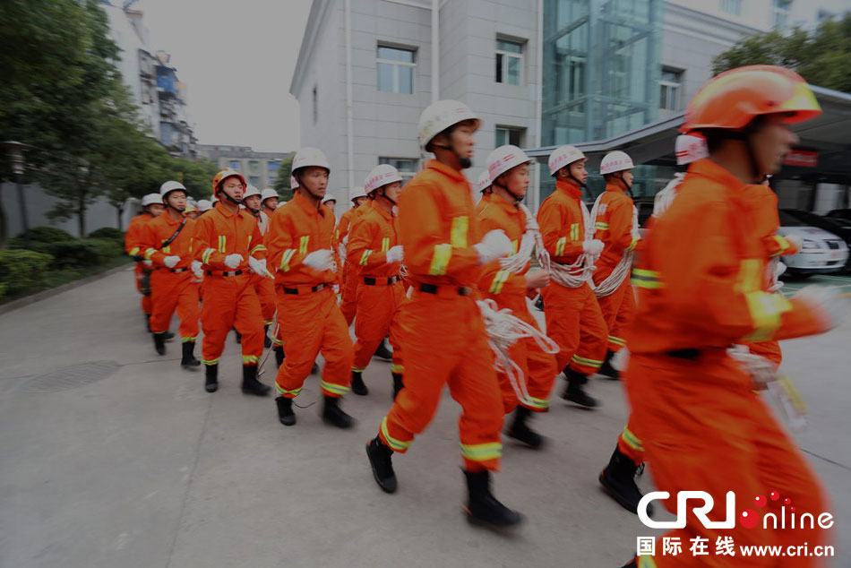 湖北首批救援队赶赴巴东震区 目前地震致3人受