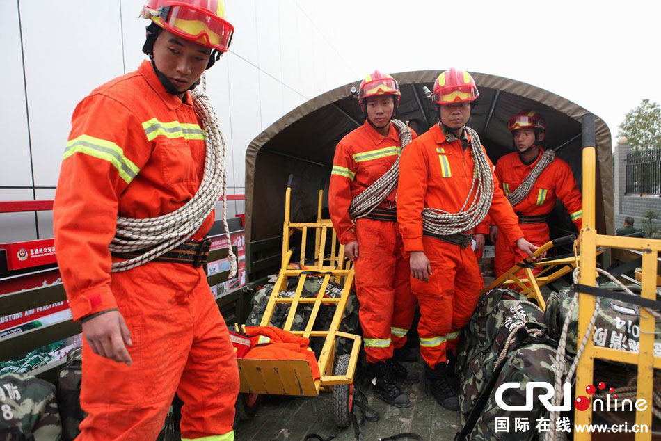 湖北首批救援队赶赴巴东震区 目前地震致3人受