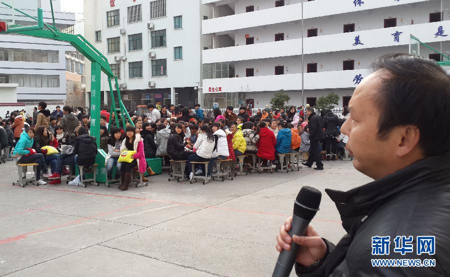 湖北首批救援队赶赴巴东震区 目前地震致3人受