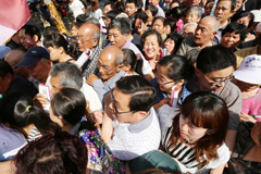 山东：商场发代金券 数千人争抢