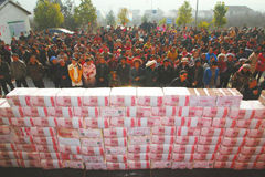 四川凉山一村庄分发“年终奖”