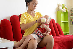 15岁少女未婚产子 带孩子独自生活