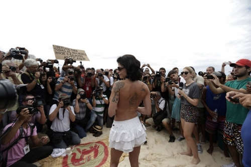 盡管參加無上衣示威的女性極少，但卻吸引了數(shù)百名攝影者和男性圍觀者。