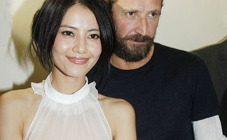 [高清]高圆圆透视装巴黎看秀 获老外护花