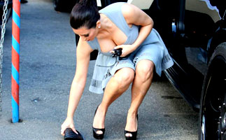 [高清]名媛金-卡黛珊俯身捡包被追拍