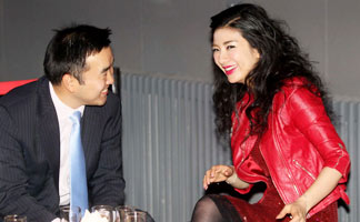  黄奕红衣黑丝心情大好 与身旁男士热聊