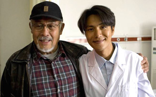 《飞越老人院》探班 陈坤客串医生获肯定