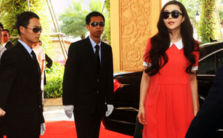 范冰冰着鲜艳红裙出席代言 保镖全程护驾