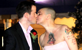 [高清]爱尔兰光头女歌手第四次结婚 曾拒绝接受格莱美奖