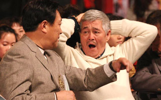 赵本山疑排练春晚过累 出席活动哈欠连天