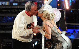 Lady Gaga新年夜亲吻纽约市长