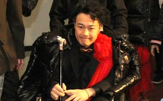 央视春晚彩排后台照 陈奕迅坐轮椅现身