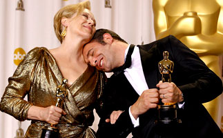 [高清]奥斯卡后台撷影 影帝影后深情偎依