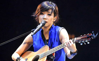 [高清]林忆莲首度表演吉他弹唱 现场感动落泪 