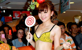 [高清]刘谦90后女友代言内衣 商场走秀引围拍 