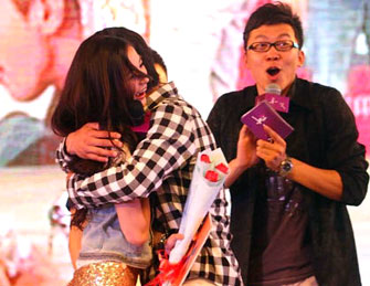 Angelababy现场遭男粉丝熊抱