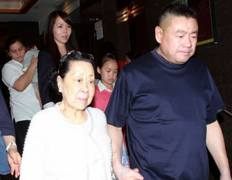 富商刘銮雄携全家庆母亲节