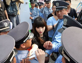 柳岩亮相代言活动