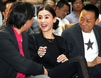 新剧开机 张柏芝与男高层热聊