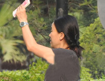 那英手拿百元大钞出街被拍