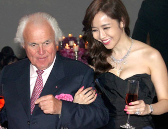 侯佩岑走穴 获外籍男高层搀扶