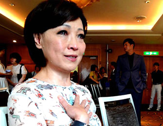 曾志伟前妻落泪与“干儿子”恋情