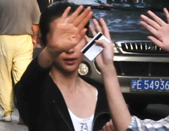 李冰冰素颜出街引拍摄 反应激烈