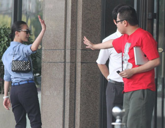 独家：周迅酒店密会彭浩翔夫妇