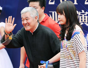 赵本山携15岁女儿走红毯 