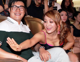 宁静低胸装亮相宣传新片