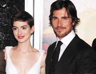  海瑟薇深V亮相撑《蝙蝠侠》首映